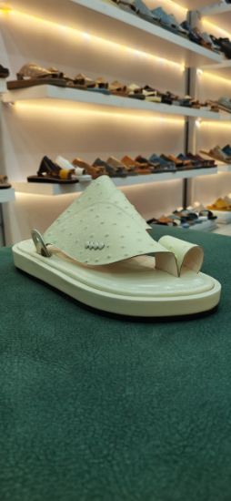 صورة حذاء شرقي جلد نعام ارضيه ملبس مريح ومانع الانزلاق